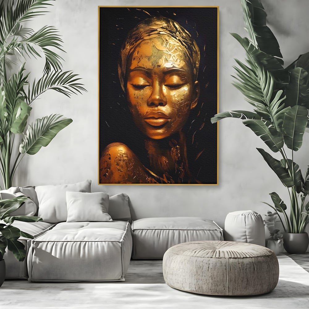Tablou canvas cu tablou canvas cu femeie africana aurie, in rama de aluminiu auriu, pe perete intr-un living
